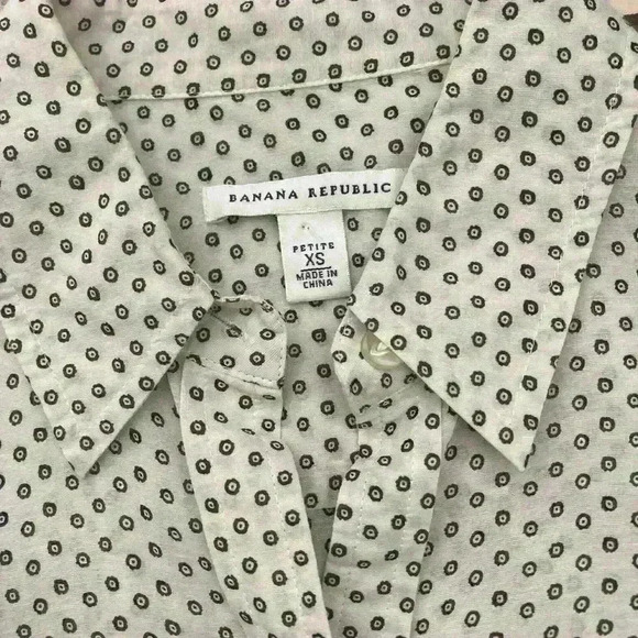 ❤️5/$25❤️
Banana Republic blouse - Picture 2 of 3